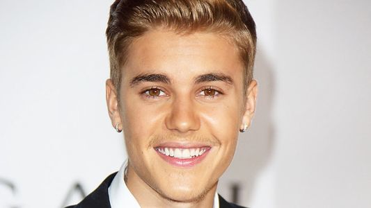 Justin Bieber apareció por sorpresa en un autobús escolar ¡Mira las reacciones!