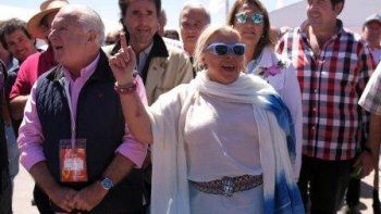 Carrió le pegó a Macri por los pasajes de los diputados: “Él porque viaja en helicóptero desde chiquito”