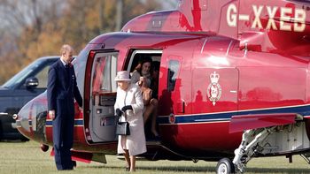 La reina Isabel II llega en helicóptero a su residencia en Sandringham (Foto: Gentileza revista Hola!)