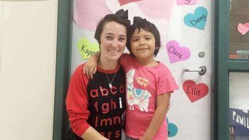 Una maestra se cortó el pelo para apoyar a una alumna a la que molestaban por su peinado