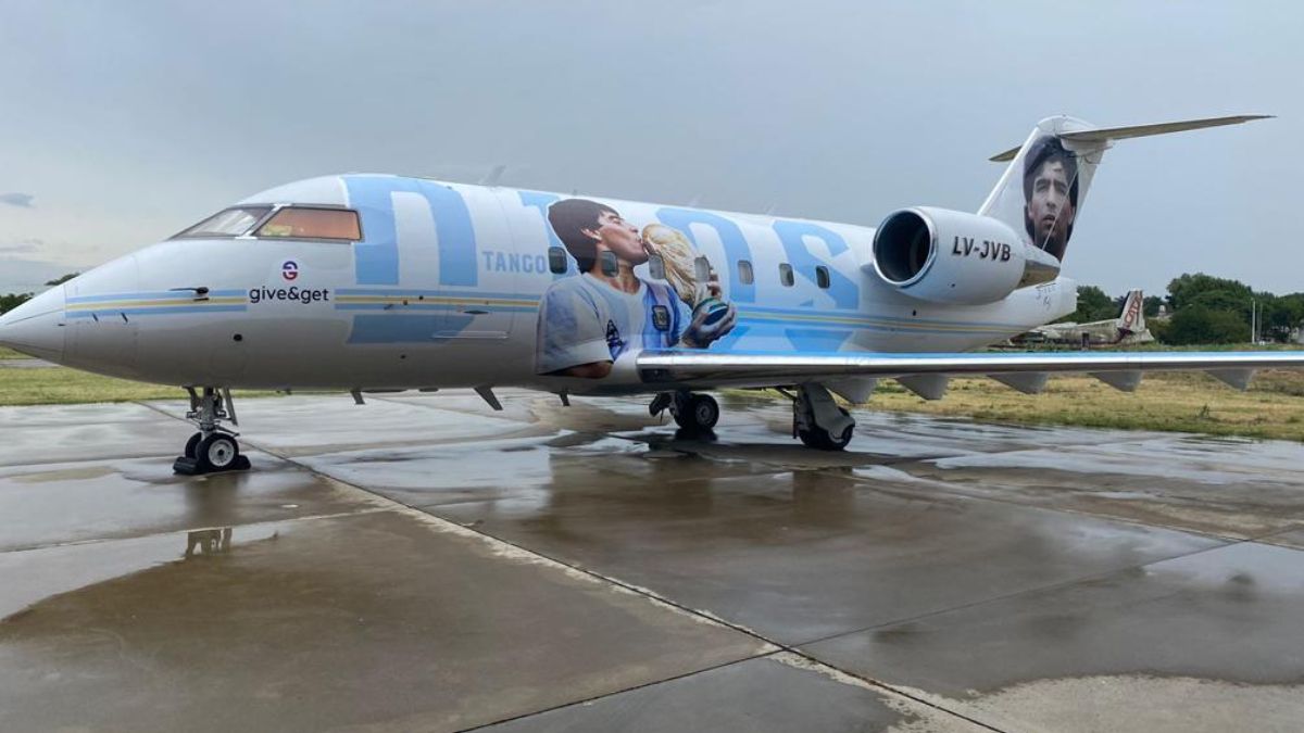 El avión privado con imágenes de Diego Maradona.