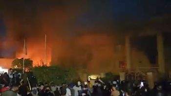 Asaltaron e incendiaron la embajada de Suecia en Irak por autorizar la quema del Corán