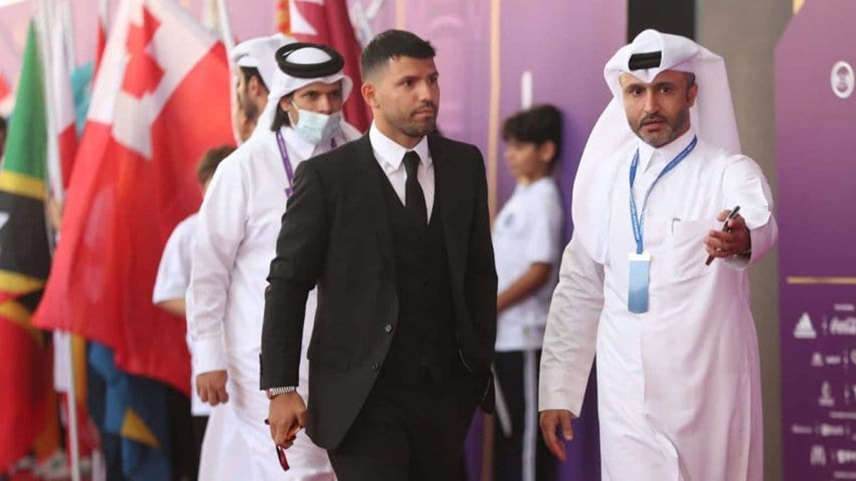 El Kun Agüero viajó a Qatar para presencial el sorteo del Mundial. 