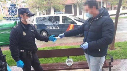 Insólito: violó la cuarentena para sacar a pasear a sus peces