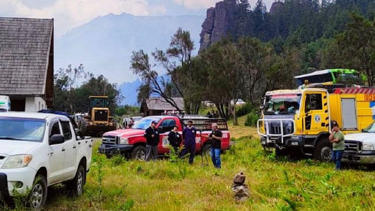 Eliana Armengol empieza a armar las viandas de comida que horas más tarde repartirá a unos 200 vecinos, brigadistas y voluntarios que combaten los incendios forestales.