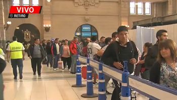 Trenes. Largas colas en Retiro para sacar pasajes de larga distancia. Foto: captura de Tv. Trenes. Largas colas en Retiro para sacar pasajes de larga distancia. Foto: captura de Tv.