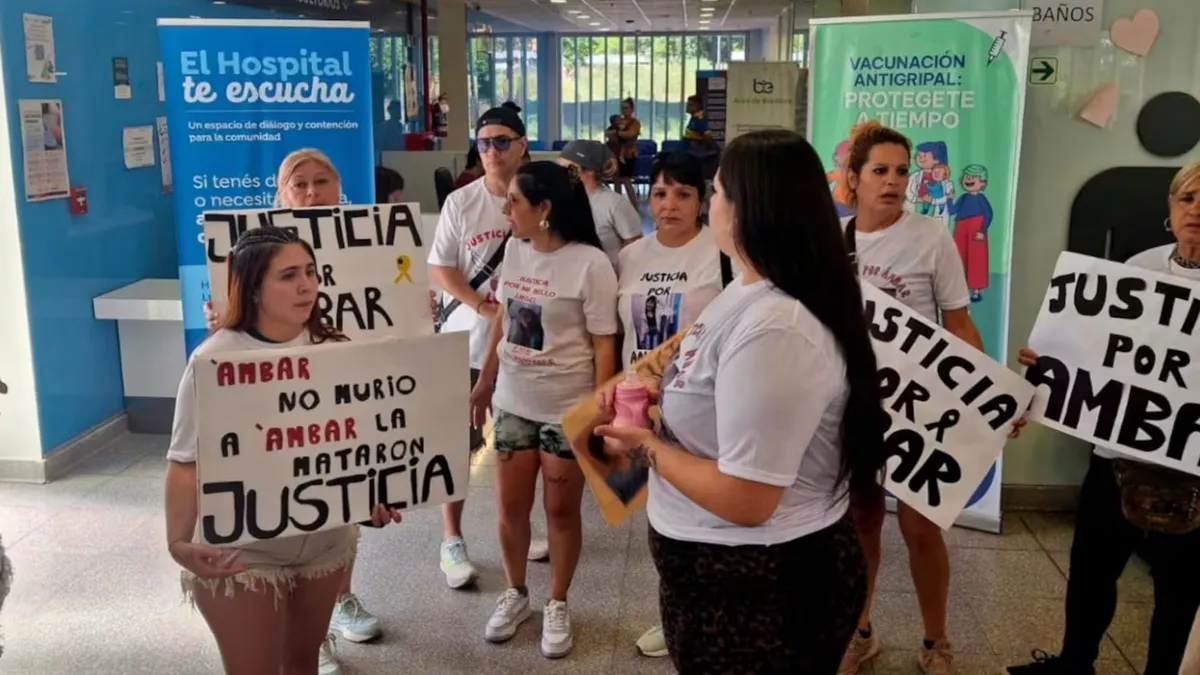 El reclamo de las familias en la Nueva Maternidad Provincial de Córdoba. (Foto: Gentileza El Doce)