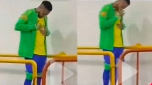 Grabaron a Neymar aspirando una sustancia por nariz antes de un partido