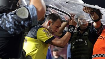 El árbitro Darío Herrera sale de la cancha custodiado por policías al finalizar el partido entre Lanús y River. (Foto: AFP) El árbitro Darío Herrera sale de la cancha custodiado por policías al finalizar el partido entre Lanús y River. (Foto: AFP)