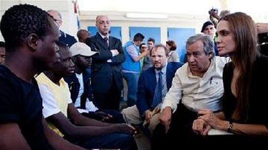 Angelina Jolie visitó a los refugiados que huyeron de Libia y Túnez