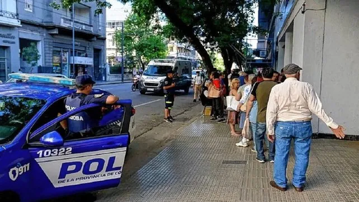 Un jubilado intent&oacute; prenderse fuego en la sede central del Pami en C&oacute;rdoba capital.
