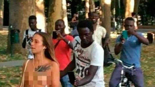 Una joven caminó desnuda por las calles de Italia para realizar un experimento social