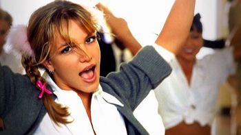 A 20 años de Baby One More Time, Britney Spears otra vez se vistió de colegiala