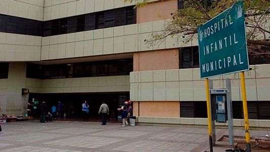 Intentó matar a su hija por tercera vez: la atacó con un cuchillo y luego se auto apuñaló