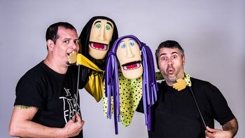 El integrante de Attaque 77 que debuta como titiritero en calle Corrientes