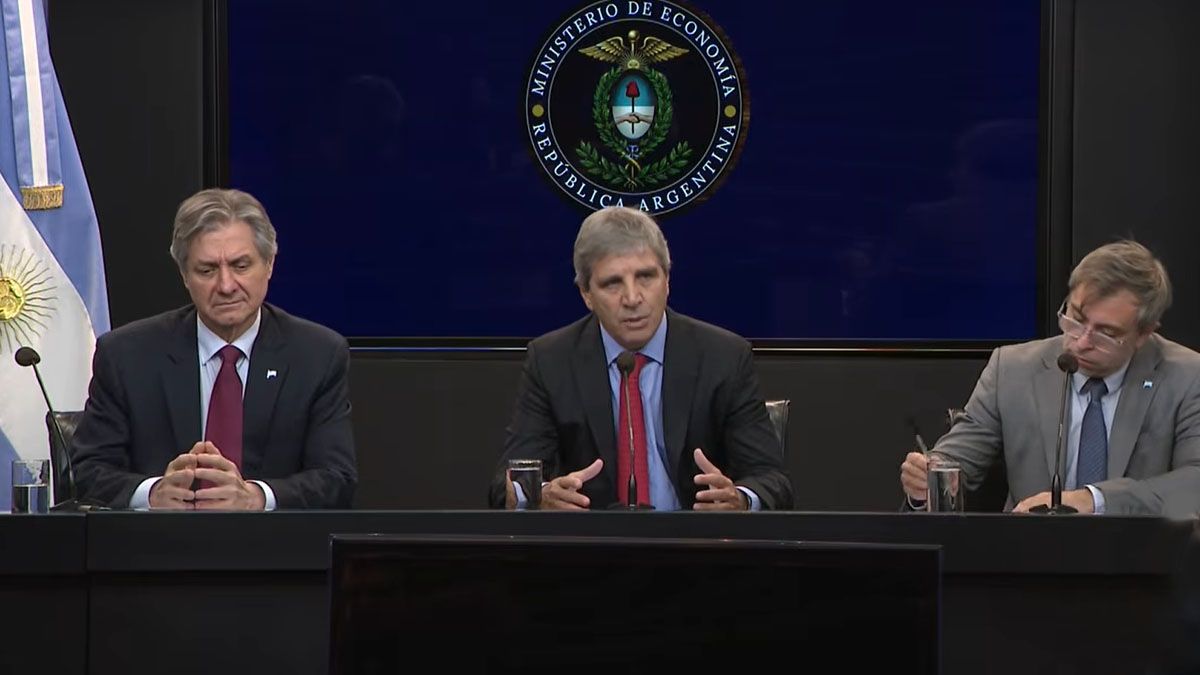 El ministro y el anuncio del pago de los compromisos hasta diciembre de 2027. (Foto: Captura de TV)