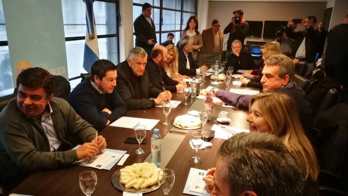 El peronismo “desplazado” tuvo su primera mesa política y apuesta a la unificación bajo la sombra de Cristina