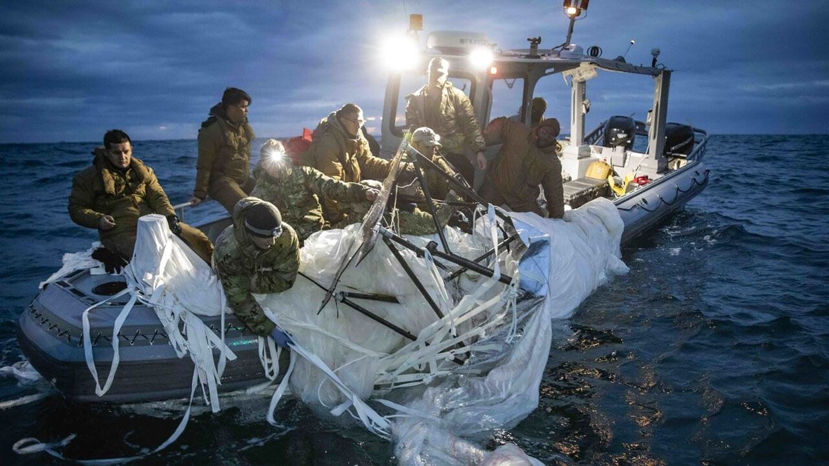 Recogen en el mar los restos del primer globo espía derribado por los Estados Unidos.(Foto: Gentileza News Channel 5)