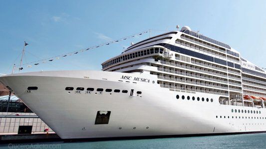 Llegó un crucero proveniente de Brasil y analizan si hay casos de coronavirus a bordo