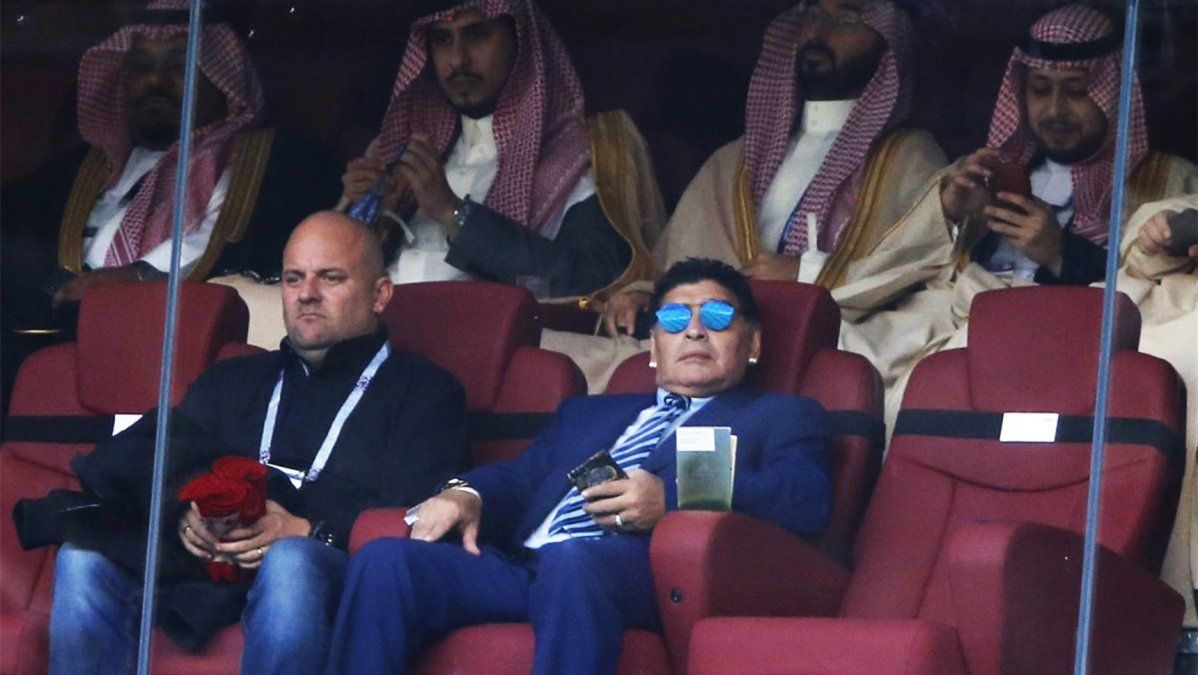 Galán de Hollywood: la foto de Diego Maradona en el partido inaugural de Rusia 2018