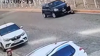 Una mujer fue atropellada por su propio auto tras un descuido, Foto: captura. Una mujer fue atropellada por su propio auto tras un descuido, Foto: captura.