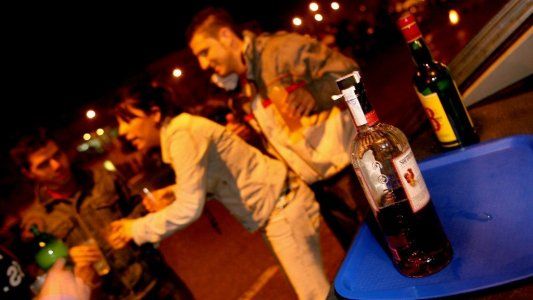 España cierra las discotecas y prohíbe fumar en la vía pública ante el rebrote del COVID-19