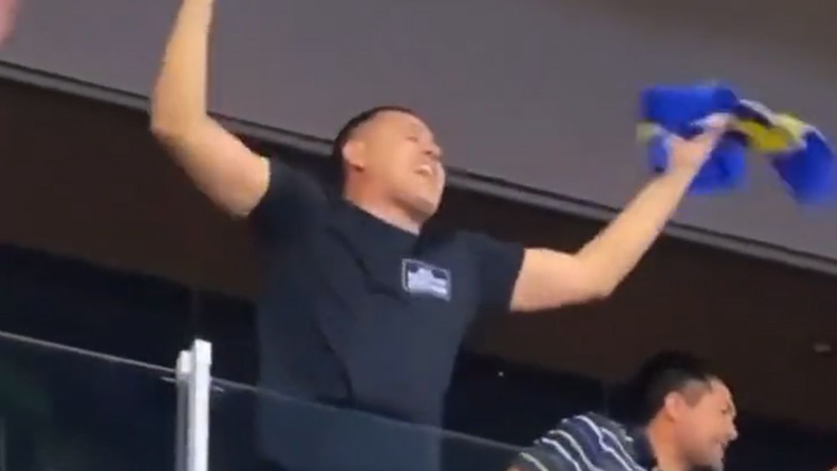 La locura de Riquelme en la tribuna.