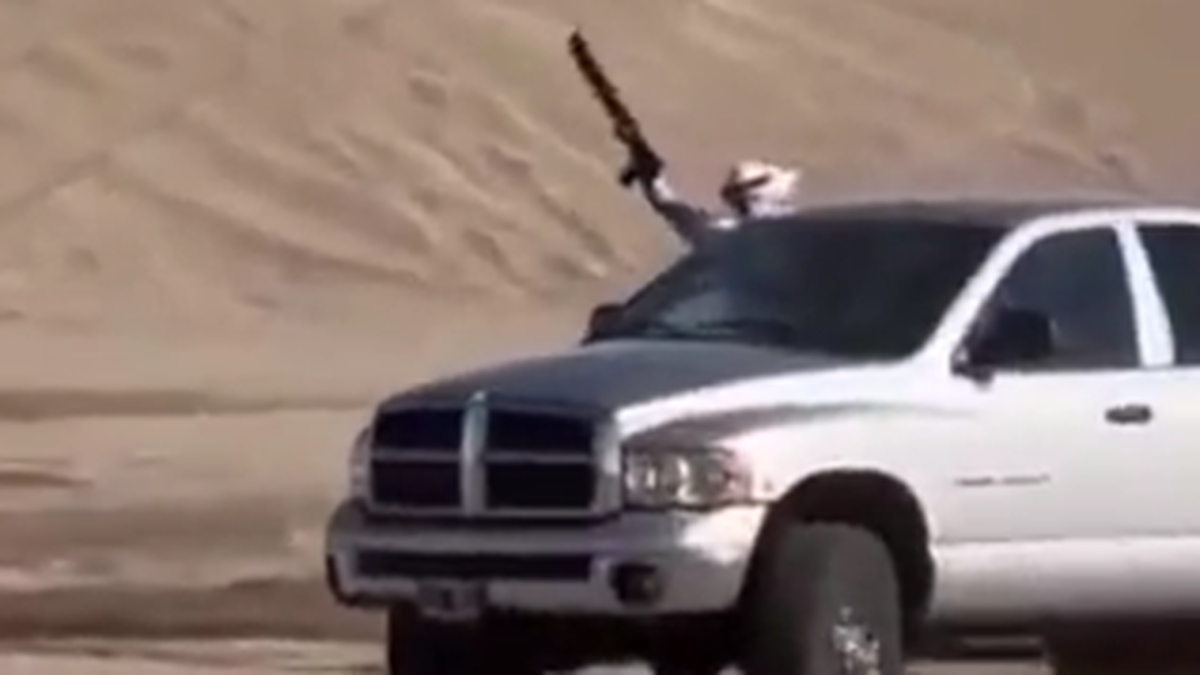 Pinamar: dos personas se grabaron arriba de su camioneta en los médanos vestidos de árabes y con armas. (Captura de video)