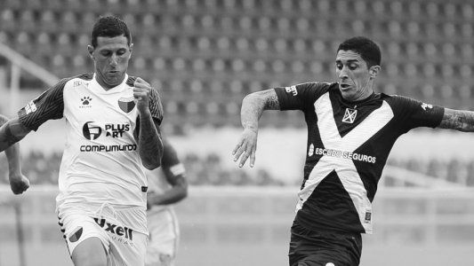 Independiente volvió a tener como figura a su arquero y empató de local contra Colón sobre la hora