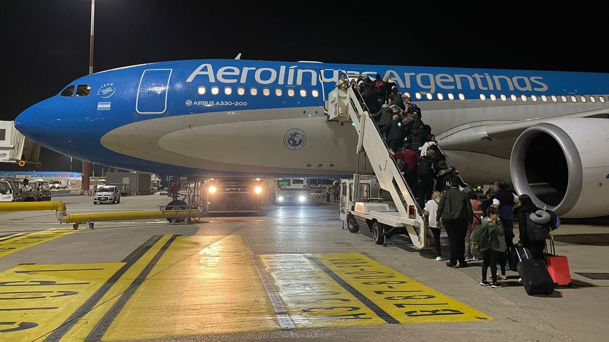 Así abordaban los argentinos que regresan al país después de salir de Israel. (Foto: Twitter)