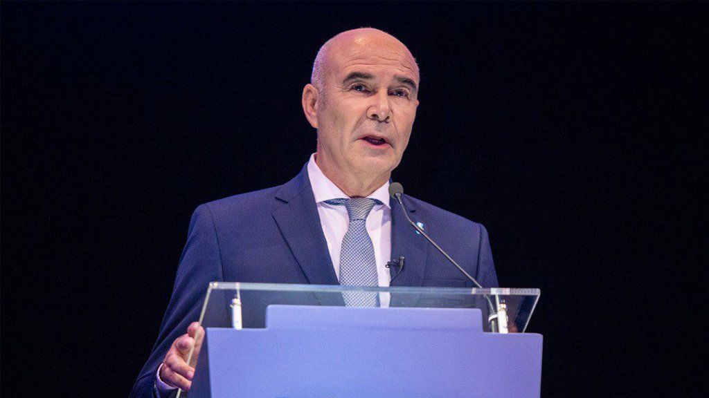 Gómez Centurión vende un buzo negacionista: No fueron 30 mil