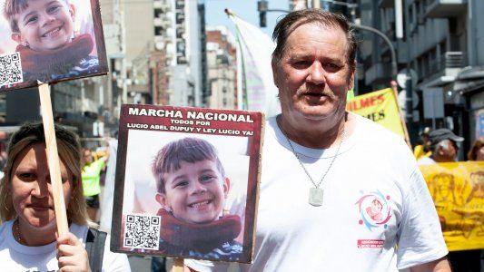 El abuelo de Lucio Dupuy apuntó contra las asesinas de su nieto: Siguen de luna de miel en el pabellón