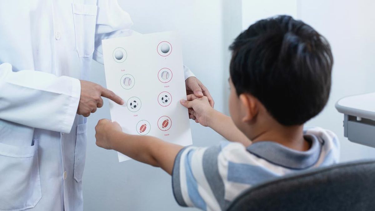 Advierten sobre una epidemia de miopía en menores de edad debido al uso excesivo de dispositivos electrónicos y a la visión cercana (menos de 30 a 50 cm).