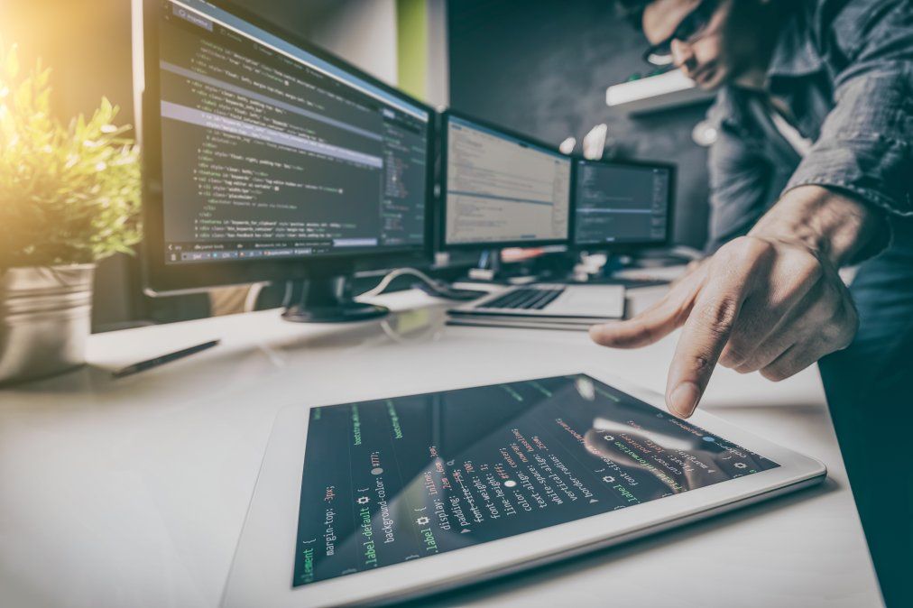 La pandemia del Covid-19 aceleró procesos de digitalización y cambios de paradigmas empresariales y laborales que hoy en día permiten a profesionales de diferentes rubros hacer negocios en diferentes países del mundo. Entre los más destacados están los Desarrolladores