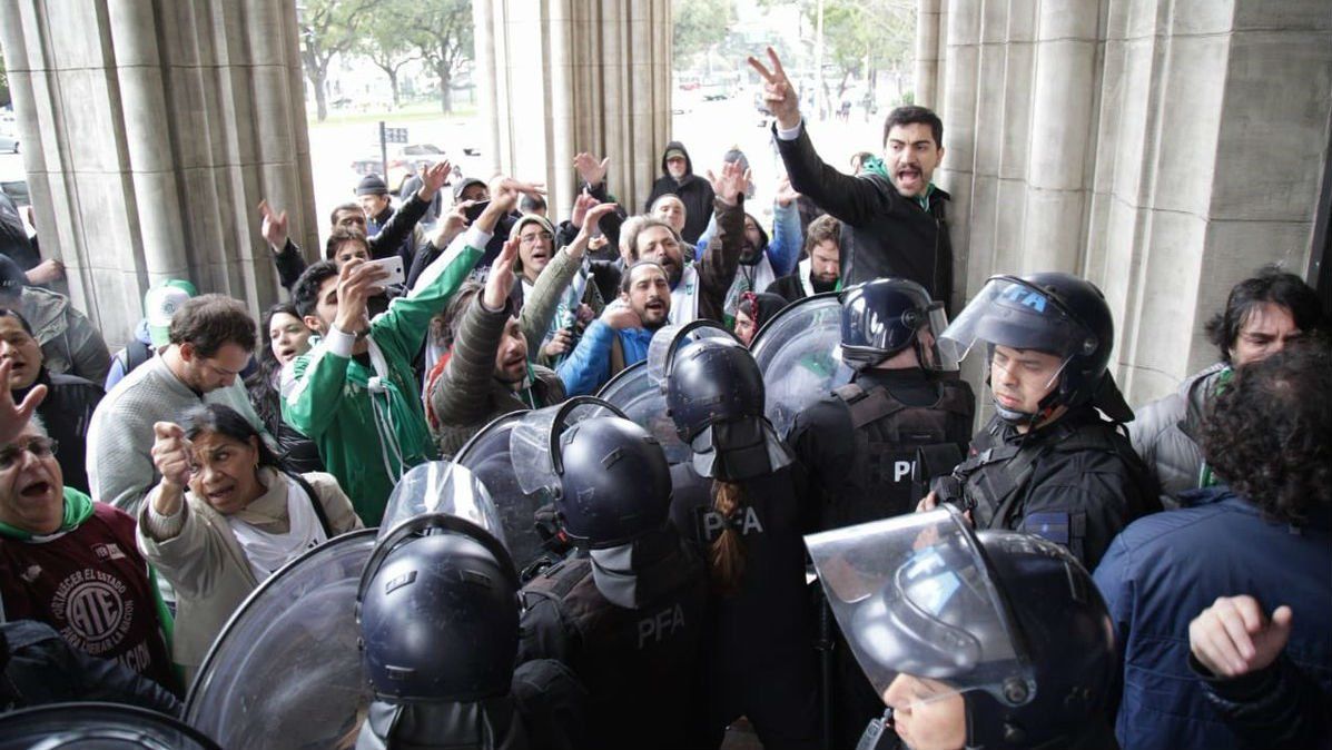 Hubo tensión frente al Ministerio de Agroindustria por el reclamo tras 548 despidos