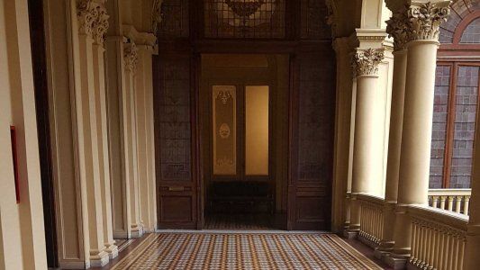 Pasillos vacíos, guardias rotativas y menú free: así vive la Casa Rosada a 70 días de iniciada la cuarentena