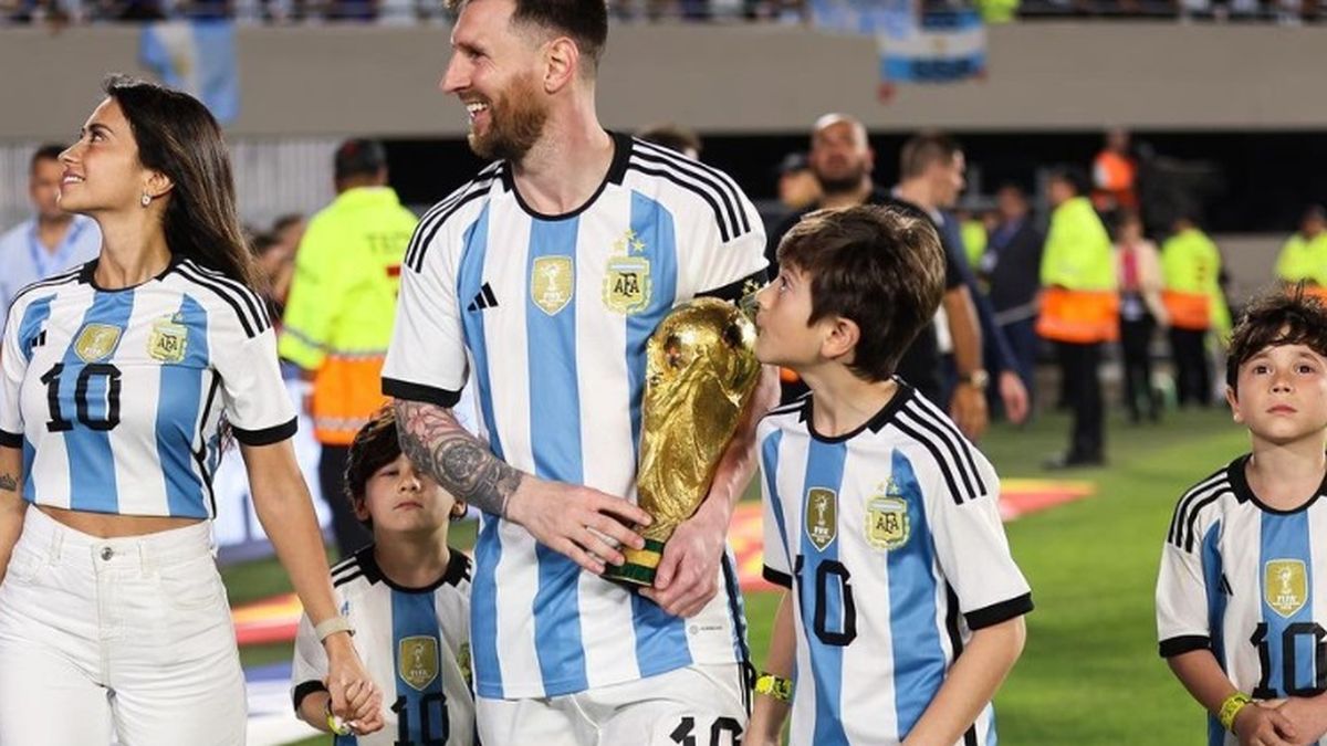Lionel Messi festejo con los hinchas argentinos la conquista en el Mundial de Qatar. (Foto: Archivo)