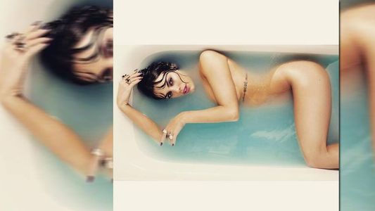 ¡Desnuda en una bañera! La campaña súper hot de Emilia Attias