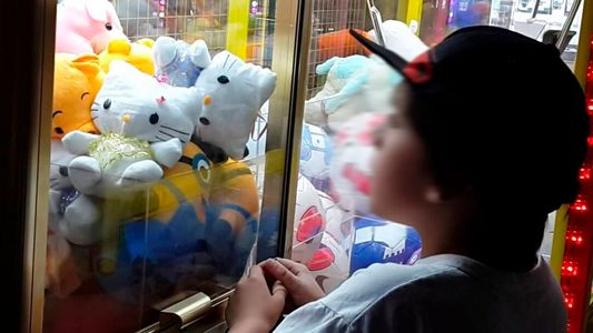El video del momento en el que un nene de 7 años se mete en una maquina de peluches y queda atrapado