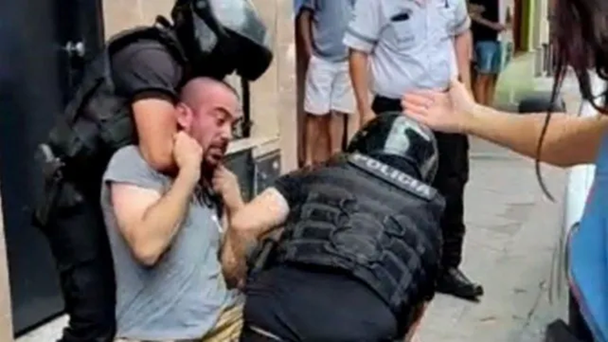 Policias ejercen violencia contra un joven por una multa de tránsito