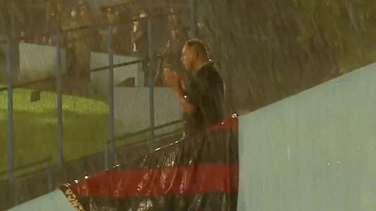Amor por los colores: fue el único hincha en ir a alentar a su equipo ya descendido