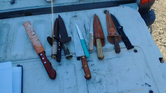 La policía secuestró armas blancas a hinchas de River que iban en micro a Mendoza