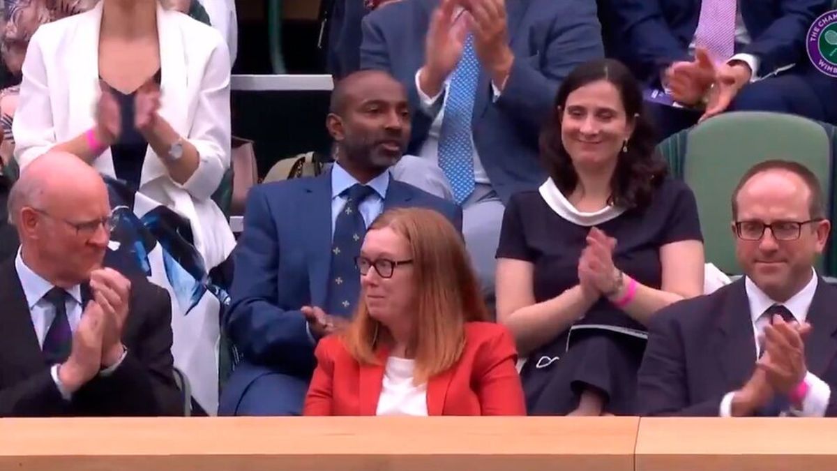Ovación a Sarah Gilbert en la cancha central de Wimbledon.&nbsp;