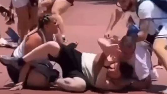 Estaban felices en Disney, quisieron sacarse una foto y terminaron a las trompadas