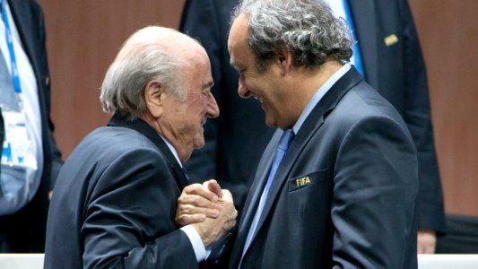 La FIFA le reclama a Blatter y Platini la devolución de 2 millones de francos suizos