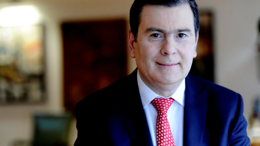 En plena campaña, el gobierno de Santiago del Estero anunció un bono de $90 mil y un aumento del 57% para los trabajadores estatales