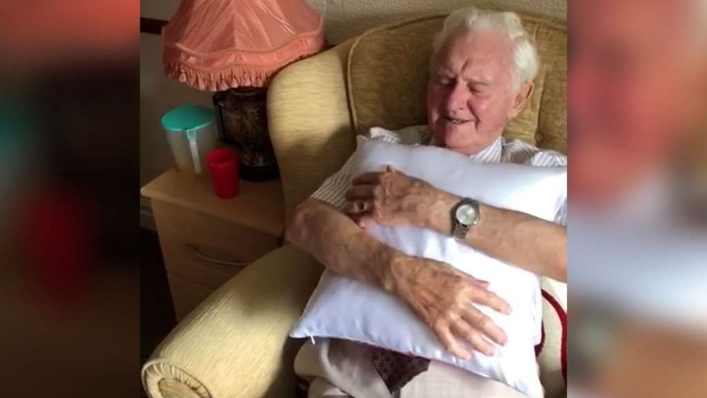Un anciano dormía todas las noches con la foto de su esposa y recibió un conmovedor regalo