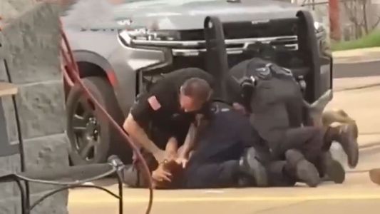 Video: la injustificada violencia policial de tres agentes en un arresto en Estados Unidos