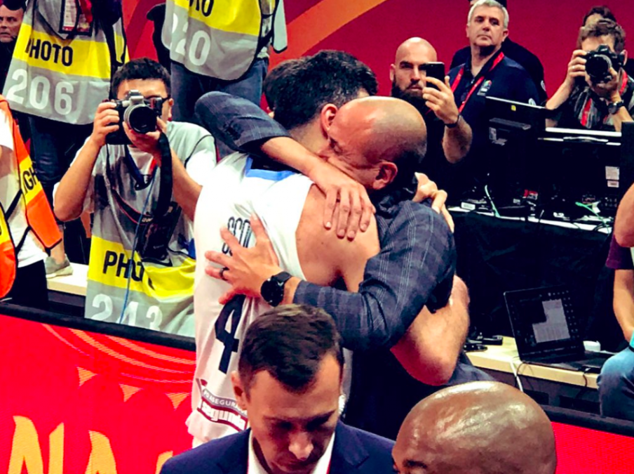 El abrazo del alma: el conmovedor encuentro entre Manu Ginóbili y Luis Scola tras el triunfo argentino ante Francia