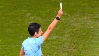 Histórico: mostraron la primera tarjeta blanca en el fútbol